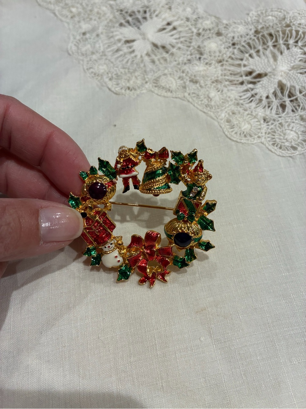 Festive Gold-Tone Christmas Wreath Brooch with Red & Green Enamel